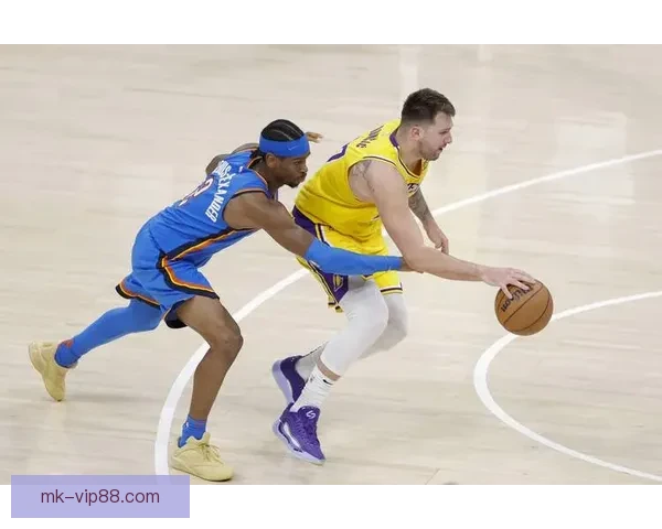 东契奇强势突破突发腿筋伤情离场治疗球队前景引关注