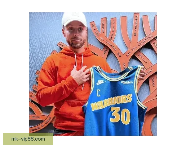 库里晒图致敬父亲球衣退役开创者的球衣永远悬挂球馆穹顶